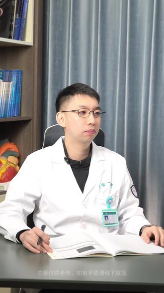 新生儿卵圆孔未闭一定要手术干预吗? 并不是每一个新生儿都需要手术干预,我会一次性把这件事的利害,什么孩子不需要做,哪些孩子必须做,给您讲清楚。
卵圆孔未必作为常见的心脏病,患儿率高达四分之一。现在给体检的孩子多了,知情的家长也就越来越多了。这个病本身不算严重,是指胎儿心脏中用于血液绕过肺部循环的卵圆孔,在出生后未自行闭合的一种心脏状况。
大多数卵圆孔未闭的孩子并没有明显症状,对生长发育也没有影响,而且在婴幼儿期多数也能自行闭合。所以出生后早期如果诊断发现有卵圆孔未闭,这种情况下是不需要担心的,只需要定期的复查、随访就可以。
医生通常会建议每半年到一年,做一次心脏超声检查,来观察卵圆孔的闭合情况以及心脏的结构和功能。孩子在4岁以内均有很大的机会能自愈,即使后面也没有自行闭合,如果缺损很小,比如在2-3毫米以内,且没有任何症状,是不需要手术治疗的。
但也有少数特殊情况需要考虑手术,比如有些孩子的卵圆孔比较大,超过了5毫米,心脏结构同时也发生了一些变化,且经过评估没有自愈的可能,这个时候就需要考虑手术治疗。
还有一种情况,孩子因为卵圆孔未闭出现了不明原因的脑卒中、偏头痛等,经过医生评估,在排除神经系统原因后,也可能需要进行手术。不过家长们不用太担心,这部分的比例还是非常低的。有经验的小儿外科医生也会经过评估后慎重决定是否需要进行手术干预。
而且即使需要手术,也可以采取微创手术治疗,包括介入封堵和侧切微创直接缝合。两者各有利弊,介入封堵的优点是没有手术切口,但弊端是通常需要留有一个金属封堵器。侧切微创虽然会有一个手术切口,但在腋窝下方比较小且隐蔽,优点是直接缝合,不留有封堵器在心脏里边。家长们可以根据各自的优缺点,自行选择相应的手术方式。
#卵圆孔未闭 #卵圆孔封堵术 #封堵器#介入封堵 #心脏病