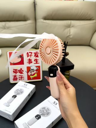 这个手持风扇吹出来的风又大又凉快,还是五档风力可调节的!真是夏天出门必备啊#手持风扇#提升幸福感好物#桌面小风扇