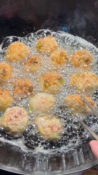 家常糯米肉丸注意炸
盐城人的最爱糯米肉丸子😍#盐城糯米肉圆 #糯米丸子家常做法 #在家做美食 #在家做饭