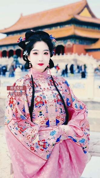 小明同学终于穿上了自己的汉衣~
✨
《酌中志》记载,明代正月流行穿“大吉葫芦”纹饰的服饰,现在可以在明代留存的经皮子母扣等找到对应的纹样,即一个大葫芦里填写“大吉”两字。新年新气象,葫芦又谐音“福禄”,加上“大吉”“吉祥”,穿上这样的服饰,承载着对新的一年美好的期许。
#汉服 #春晚 #56个民族 #国风 #明制汉服