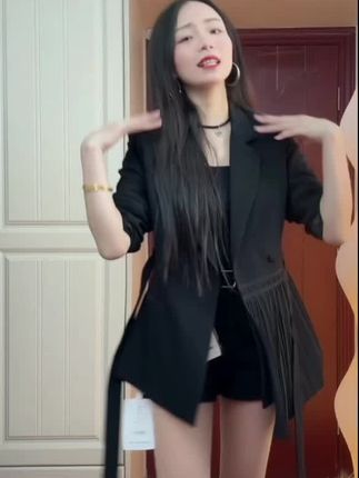 #早秋穿搭三分钟出门不是梦 #外套短款 #短裤女 #辣妹穿搭 【秋天的第一件西装外套】 轻奢时尚设计感小众小个子黑色西服上衣