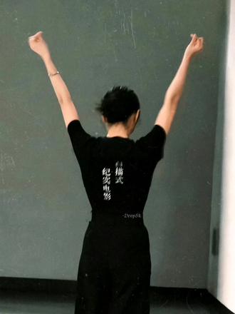 #向全世界安利李云霄 夜,暖了一杯热茶,想写一些文字。
一位香港和一位宝岛台湾的新云朵向我发出了私信,其中两个问句让我瞬间陷入沉思。
“影子,很羡慕您和那些陪伴云霄老师走过那一段至暗时刻的云朵们。最初的你们,究竟经历了什么?”
“通过考古很多以前的视频,我们真的好心疼云霄老师,谢谢你们始终不离不弃的陪伴在她的身边,李云朵这个名字真的会让你们奋不顾身吗?”
我始终不知道该如何去向新的云朵们,去讲述那一段漫长的回忆,回忆总是停留在那个时候,可今天总会结束,明天也会到来,未来总要继续笃定前行,陪着她一起去看更广阔的天与地。
从至暗时刻一路相伴,我们见过云霄瘦小和孤独的背影,也曾在台下为她每一次突破而热泪盈眶,她曾经说过“沾了一身泥,也要笑一笑”。她这样说也这样做,用二十年如一日的坚持,将越剧的水袖舞成破晓的光,把传统艺术的种子撒向更远的山海,因为,她是李云霄。是那个一身傲骨、不向命运低头的李云霄。
如今她站在聚光灯下,一袭酒红长裙勾勒出东方美人的优雅轮廓,眼神里却仍藏着初登台时的清澈与坚定。那些陪她熬过的夜、流过的泪,都化作今日璀璨花路上的星光。
云霄用实力证明,热爱可抵岁月漫长,而我们-“李云朵”们,从那一刻起,就选择了坚定不悔的伴她同行,始终是她最坚实和温柔的铠甲,陪她走过每一个高光时刻,也静候她下一次惊艳绽放。
我很想对今年以来新加入的云朵们説;能够成为属于她@李云霄 的李云朵,我们应该是非常骄傲与自豪的。这个世界真的不会有太多的遇见,得遇云霄真的是幸福亦是内心坚定不悔的抉择。依旧还是那一句不变的誓言,大家共勉:云朵唯爱李云霄💙
#热爱可抵岁月漫长 ##陪伴是最长情的告白