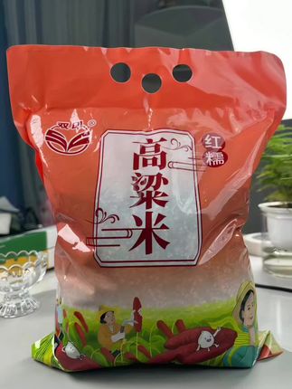 红糯高粱米 红高粱米粥制作流程 1.取适量红高粱米,淘洗干净,去除表面杂质。 2.将高粱米放入锅中,加入约10倍的清水,大火烧开。 3.水开后转小火,盖上锅盖,慢熬40-60分钟,期间适时搅拌,避免粘锅。 4.熬至高粱米软烂,粥体浓稠,即可关火盛出享用。 #高粱米#红高粱米#糯高粱米#粗粮#五谷杂粮