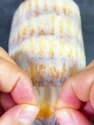 喜欢吃五仁月饼的朋友看过来,荞麦五仁月饼传承经典味道,坚守品质底线,外皮酥脆,内馅香甜,不添加蔗糖,无论是自己吃还是送长辈都超合适,赶紧下单尝尝吧!#荞麦伍仁月饼#月饼#老五仁月饼#伍仁月饼#月饼🥮