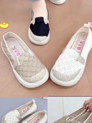 你看我买的这个网纱鞋,上脚真的是贼凉快,他一整个都是这种冰丝网纱的面料,摸上去冰冰凉凉、丝丝滑滑,就咱们穿一整天,他也不捂脚,他也不闷汗,这个颜色还非常的漂亮。还是一个加厚的一个底子,咱们穿起来一点也不沉,这个鞋底还贼软贼软,你看它软的,就连它里面这个鞋垫都是亚麻材质的,穿一整天咱们脚都是干干爽爽。你看它这个鞋型吗?特别的显脚小、显脚瘦,你像我这个大肥脚、大宽脚,穿起来贼舒服。你看他这个做工和细节,就在咱们随便一个店里都得卖个八九十,你看咱这个链接才多少钱?而且还给你安排了运费险,你像这种轻薄又透气的网纱鞋,咱们夏天穿的真的是贼舒服。