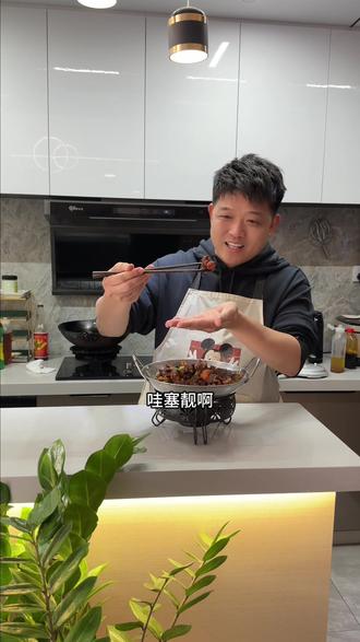 今天用屋头炒糖色做我家领导和小孩爱吃的红烧牛腩煲,软烂入味,鲜香开胃,好吃到根本停不下来,喜欢做菜的兄弟姐妹们赶紧做起来吧!#美食 #炒糖色