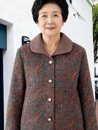 老太太春秋外套女妈妈装中老年人衣服奶奶冬装新款外套套装60岁70妈妈上衣80岁,这款春秋中老年女装外套,是为妈妈们打造的贴心之选。翻领设计简约大方,贴合颈部,带来舒适穿着体验。条纹元素经典耐看,色彩搭配和谐,既显活力又不失沉稳。面料柔软亲肤,适合春秋季节穿着,保暖又透气。整体休闲风的版型,宽松舒适,不挑身材,方便日常活动。从领口到衣摆,从纽扣到袖口,每一处细节都精心打磨,尽显品质,是老太太们日常出行、休闲聚会的好搭档,为中老年女性的穿搭增添一抹优雅与舒适。#妈妈装 #春秋穿搭 #中老年妈妈#保暖外套#时尚妈妈装