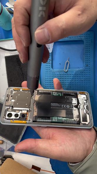 普通用户如何安全拆下玻璃后盖换电池教程,iqooneo5换电池#轻能猿 #换电池教程 #狮山 #聂师傅