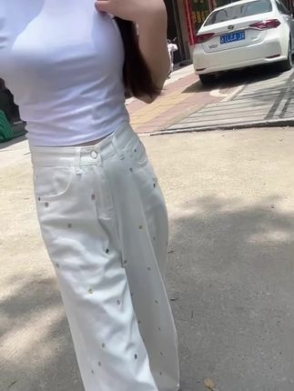 被人一暖就热,一冷就冰,原谅我这一生太过爱恨分明,脆弱又敏感,嘴硬又心软,说了最恨的话,做了最善良的人!#穿搭#牛仔裤 #白色裤#每天都要美美哒