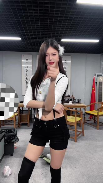 #美女 #抽象
谁的沐浴露借俺使使?