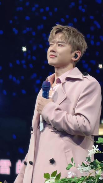 明亮亮 星光 往前照
身后的我们很爱你 为你骄傲
#树呢 #张杰树呢 #鸟巢演唱会