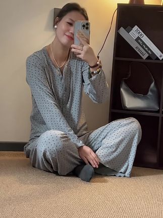 姐妹们,自留的一套舒服又好穿的睡衣,面料软糯舒服,我穿的L,拍大点没事的