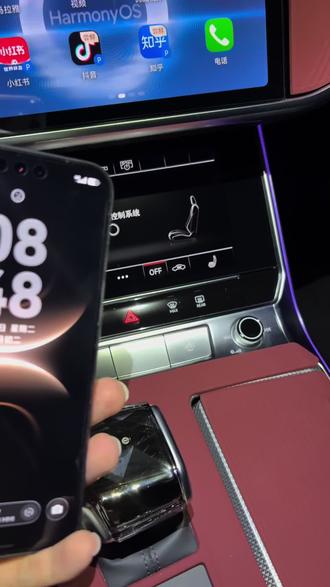 奥迪车主,华为手机看过来!原车CarPlay只支持苹果,华为没法直连?
准备路先行转换盒,插扶手箱原车数据type-c口,等待车机弹出CarPlay界面二维码。
打开华为手机扫一扫,配对完成直接进入无线HiCar界面。
高德、网易云、抖音全部投屏,支持小艺语音,上车自动连接,不用每次插线。
全系A3/A4/A6/Q3/Q5/Q7通用,原车通道稳定不卡顿,华为党福音!#每天一个用车知识 #用车技巧 #hicar #hicar盒子 #奥迪carplay