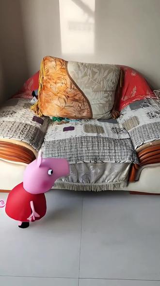 #十亿vlog扶持计划 小猪佩奇在沙发上找到了果冻#爱跳舞的宝宝 #小猪佩奇动画片 #儿童动画
