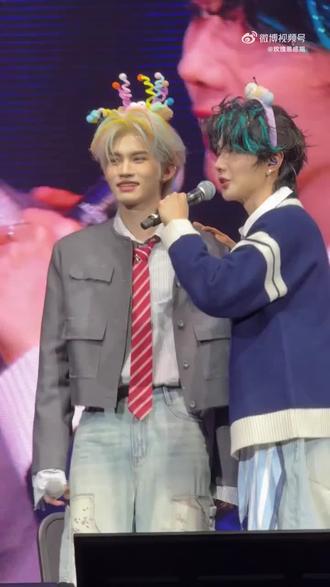 云熠澳门演唱会-3.1
太high这场
普普说开始咯~布布主动把脸凑过去的,让哥哥掐哟
#云旗 #郝熠然