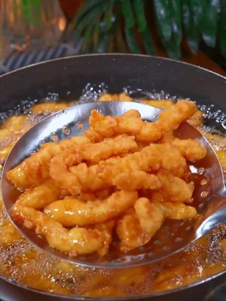 #美食 天海藏家的这个农家小酥肉啊,现在做了升级款,十来块钱到手,是这样的,四袋这么划算,谁还自己做呀?你看这都是调好味挂好糊的。吃的时候啊,不用解冻,五成油温直接下锅,或者用空气炸锅,炸到这种金黄酥脆熟透捞出来就行了。酥酥脆脆的,越嚼越香。有条件的你可以蘸上番茄酱或者撒上烧烤料,关键做起来也简单,趁现在价格合适现在拍,#小酥肉#天海藏 #超便宜超划算 #好吃到停不下来