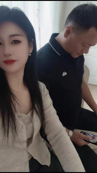 结婚二十年是“瓷婚”,象征婚姻如瓷器般温润细腻,虽经岁月打磨,却依然光洁如初。以下是一些结婚二十年纪念日的文案模板,供你参考:
一、温馨感人型
1. 二十年前,我们带着对未来的憧憬步入婚姻殿堂;二十年后,我们用岁月沉淀的默契诠释爱的真谛。感谢你陪我走过风风雨雨,愿我们的婚姻如瓷器般,在时光中愈发珍贵。
2. 从二人世界到四口之家,我们经历了生活的酸甜苦辣。二十年的陪伴,让我明白,最深的爱是吵完架后依然能一起面对生活的柴米油盐。结婚二十周年快乐。
3. 时间如白驹过隙,二十年转瞬即逝。但我对你的爱从未改变,愿我们携手走过更多的二十年,直到岁月的尽头。
二、文艺诗意型
1. 《相濡以沫》
贫也乐,穷也乐,贫穷岁月欢乐多,红尘一路歌。
风相守,雨相守,风雨相守并肩走,开心度春秋。
朝相伴,夕相伴,朝夕相伴不离分,彼此心无悔。
爱长久,情长久,爱情长久到白头,这一生怎够。
2. 二十年的时光,如一首悠扬的诗,每一个章节都写满了我们的故事。从相遇、相知到相守,我们用爱谱写了一曲动人的乐章。
3. 你是我生命中的星辰,照亮我前行的道路;你是我心中的港湾,让我疲惫时有了依靠。结婚二十周年,愿我们的爱如星辰般永恒。
三、幽默风趣型
1. 二十年前,我们是“新手夫妻”,磕磕绊绊;二十年后,我们是“资深合伙人”,默契十足。感谢你这二十年的“不离不弃”,未来继续合作愉快。
2. 别人都说婚姻是爱情的坟墓,但我们的婚姻是爱情的城堡。二十年来,我们在城堡里过着幸福的生活,偶尔也会“打打闹闹”,但这就是生活的乐趣。
3. 二十年前,我娶了你;二十年后,我依然爱你。虽然你有时候有点小脾气,但我依然觉得你是世界上最可爱的人。
四、简洁有力型
1. 二十年,初心不变,爱你如初。
2. 携手二十年,感恩有你。
3. 结婚二十周年,愿我们的爱永远如初。
这些文案可以根据你的个人风格和情感表达需求进行调整,希望能帮助你在结婚二十周年纪念日时,表达出对爱人的深情和感激。