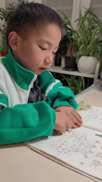 语文园地《八》
一类字四个,牛,羊,爪,白
⭐笔顺➕组词如下:
牛:一笔撇,二笔横,三笔横,四笔竖,四笔写成牛,牛(奶牛)(小牛)
羊:一笔点,二笔撇,三笔横,四笔横,五笔横,六笔竖,六笔写成羊,羊(山羊)(小羊)
爪:一笔撇,二笔撇,三笔竖,四笔捺,四笔写成爪,爪(爪子)(鸟爪)
白:一笔撇,二笔竖,三笔横折,四笔横,五笔横,五笔写成白,白(白天)(白色)
⭐“书写提示”笔顺规则:
✅先外后内:问、闪、用
✅先中间后两边:木、禾、办
✅先横后竖:十、田
✅先撇后捺:八、禾
✅从上到下:云、男
✅从左到右:叶,竹……
#亲子互动 #一年级语文 #每日学习打卡 #辅导孩子写作业 #人类幼崽