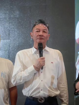 #明明自己拼尽全力想对别人好,却被说成别有用心,这世上好像只剩自己还清楚心里那份没掺半分假的真心! #认真的时候像个傻子,掏心的时候像个疯子,最后被误解时,连替自己辩解的力气都没有,只能在心里问:除了自己,还能信谁? #我把软肋露给对方,想换一份坦诚,没想到他却用我的软肋,反过来质疑我的真心。 #付出时没想过要回报,可连“被看见”都成了奢望,甚至还要被泼一盆“别有用心”的冷水,这种时候,连自己都快怀疑那份真心是不是错了!