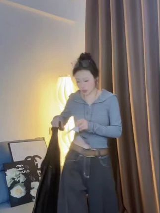 2025春秋连帽短款设计感上衣女拉链甜辣显瘦长袖T恤开衫潮