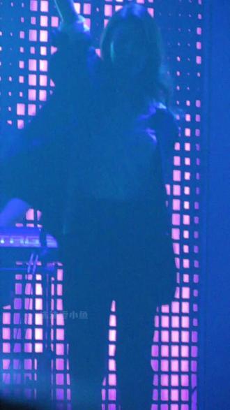 7.5晚场燃烧plus返场
昨天翻相册的时候发现原来有好多好多视频没有发过 一直也没有整理 今天整理了一下就有了这个视频 从刚开始喜欢她就知道了这个话剧 也是我第一次听到还有话剧这种表演 于是就一直伴随着那段时间心里一直在想什么时候能看上 然后就有了机会 7.4的时候刚考完期末考试 回家立马收拾箱子坐上去北京的火车 14个小时硬座不算特别久也不算短 想到可以见到你我就很兴奋 7.5见了一整天心心念念的文小夏~ 那一天真的真的超级开心 今年以小夏开始以小夏结束 今年很完美的结束了所有线下 辛苦啦!好好休息文颖倩 期待明年的第一次见面 继续陪你一起走所有的春夏秋冬!!!@RIki_文颖倩
#文颖倩 #燃烧plus