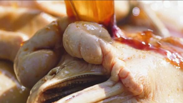 卤鹅,一千元一只,但却挡不住人们对它的喜爱,堪称肉品界的天花板。#卤鹅 #狮头鹅 #广东美食#美食#抖音精选