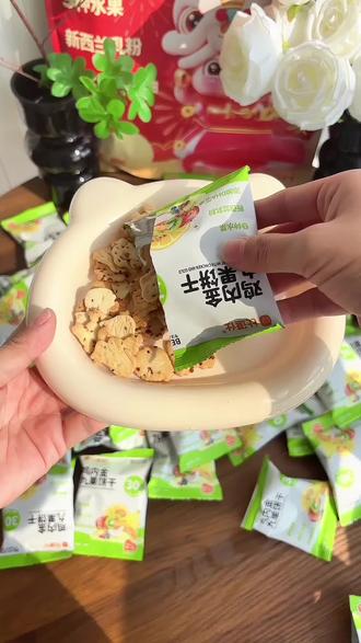 今年过年给孩子吃零食,就吃九果饼干,酥酥脆脆还有牛奶水果的香甜,大人和小孩都爱吃#宝宝零食 #儿童零食 #儿童饼干 #好吃到停不下来 #零食推荐