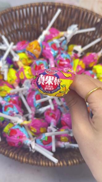 你见过这么便宜的棒棒糖吗?一只还不到两毛钱这么便宜,而且还有蓝莓、草莓、芒果、橙子四个口味#棒棒糖#糖果#水果糖#零食推荐