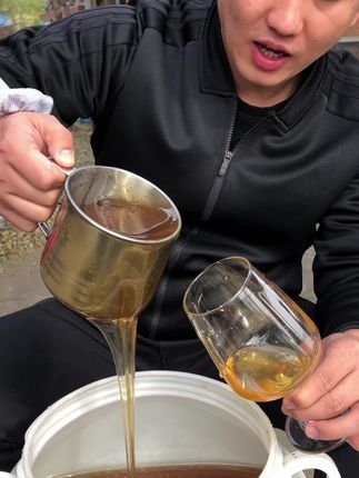 历史上最能吃苦的一代人,在慢慢退出历史舞台。有时间常回家看看,很多老人一问起孩子一年回家几次,说一次的时候都会泪流满面,干了一辈子累活脏货,有人说养蜂很赚钱,那怎么没见几个养蜂人家的孩子是富二代,都是维持生活罢了。#蜂蜜 #蜂王浆 #纯正天然蜂蜜 #农家蜂蜜 #野生蜂蜜