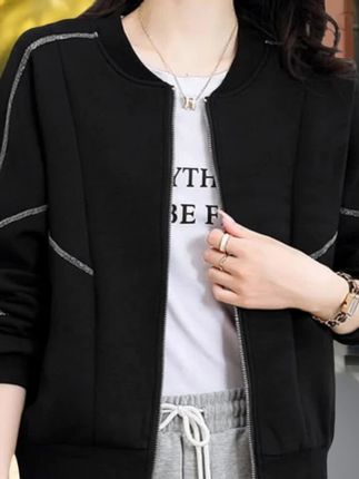 今年流行这款高级感百搭休闲外套,尤其这个黑色的经典百搭,给人沉稳大气的感觉,穿它几年都不带过时的,你别看它价格便宜,上身穿可洋气了,时尚又减龄。 他不挑年龄,不挑身材,不管什么体型穿都利落又精神。纯色设计,简约又大气,一身精致的线条装饰,就像给衣服注入了灵魂,一下子从普通变得超有设计感,质感直接拉满。面料柔软又抗风,早晚温差大也不怕,保暖又透气。搭配简单的白t和休闲裤,日常通勤或者出门逛街都能轻松拿捏时尚感。喜欢的姐妹不要错过#不挑年龄不挑身材#谁穿谁好看#秋季新款#遮肉显瘦