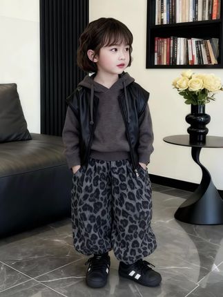 允许我是我 你是你  我们各自了不起 好幸运,我也有个小棉袄 也很抱歉,我没有能成为一个围着你转的妈妈 因为我也有我想要追求的事业和目标  我每天会化精致的妆容 穿我喜欢的衣服 还是和以前一样 对世界好奇,对未来期待 #儿童穿搭 #潮童必备 #晒晒我的秋日穿搭 #早秋新款 #韩系童装 @抖加🔥上热门🔥dou+🔥热点宝