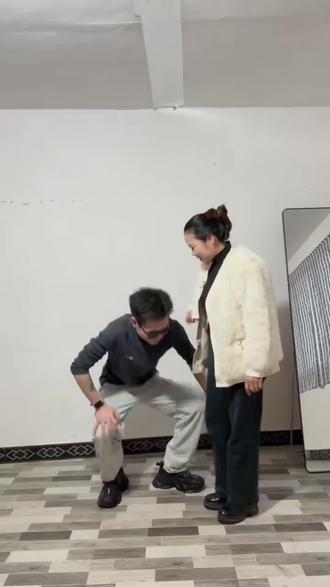 算了,跟你们这些没弟弟的说不清楚#姐弟 #这个系列不能少 #过肩扛姐姐#姐弟拍照姿势