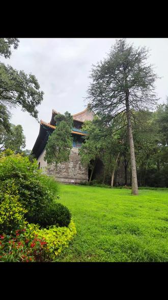 明孝陵作为明朝开国皇帝朱元璋与马皇后的合葬陵寝,其独特的空间布局中容纳了三国时期东吴大帝孙权的陵墓,这一现象蕴含着深刻的历史文化内涵。本文将从朱元璋保留孙权墓的多重原因入手,分析这一特殊历史现象的政治考量、风水理念与文化象征;同时探究为何历经千年沧桑,孙权墓的确切位置至今仍无法确定,从历史变迁、考古技术局限与文献记载模糊等角度揭示这一历史谜团。通过对明孝陵与孙权墓空间关系的解析,我们可以更全面地理解中国古代帝王陵寝的规划思想,以及六朝陵墓考古面临的特殊挑战。
朱元璋保留孙权墓的多重考量
明太祖朱元璋在营建自己的陵寝明孝陵时,面对紫金山南麓已有的历史遗迹,作出了一个颇为特殊的决定:迁走了梁武帝为宝志和尚所建的宝公塔,却保留了三国时期东吴大帝孙权的陵墓。这一选择背后蕴含着复杂的政治智慧、风水理念和文化象征意义,反映了朱元璋作为开国皇帝的特殊心态和统治策略。