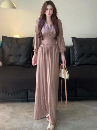 你们见过这么显瘦的连衣裙吗?这条裙子的设计真的是太棒了,它不仅可以遮住小肚子,而且还能显得身材特别好!它的面料很舒服,穿上后整个人都显得很有气质,简直就是名媛范!喜欢这种风格的女生千万不要错过了,赶紧点击下方链接购买吧!#高级感穿搭 #女装服饰 #轻熟穿搭 #显瘦穿搭 #裙装穿搭