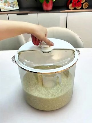#dou上热门这款米桶每个家庭都应拥有,其旋转式开盖设计让取米变得轻松,无论是置于桌面还是橱柜中。与传统的开盖相比,它更加便捷。桶身采用加厚透明材质,坚固耐用,大开口设计有效防止米粒洒落。此外,放置八角大蒜还能有效驱虫。如此出色的米桶,您不容错过。
