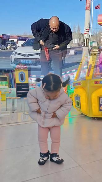 跟爷爷又学了新舞蹈,给大家跳一下#家有萌娃爱跳舞 #日常遛娃系列 #喜欢跳舞哪里都是舞台 #骗你生女儿#萌娃