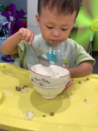 #认真吃饭的小朋友