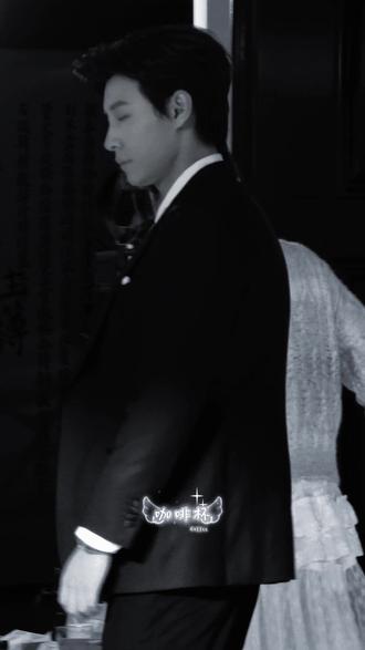 就愛這種滿滿的反差感❤️❤️❤️❤️ @马小宇 @孙芊浔☀️
#马小宇#孙芊浔 #西装控 #幕后花絮 #陷落京霓