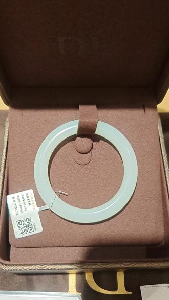 这款和田玉白玉手镯是52圈口的,白度细度润度都很不错,真的太喜欢啦#和田玉 #和田玉手镯#手镯 #胖东来和田玉