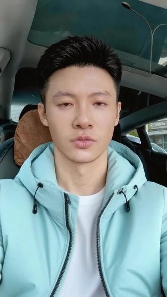 武汉黄金回收.有人给你报价1200一克,你会相信吗?你不会真的相信了吧?今天我回收了小姐姐30多克黄金首饰,为她变现了2个多。她说网上居然有人给她报价1200多一克、1500多一克的,她说她是根本不会相信的,因为她自己懂行情.因为他自己通过微信公众号上面搜索了融通金.查询了今天的国际金价,而我们都是根据每天的国际金价大盘减几块钱来回收的,所以她相信我们.网上那些报高价,他知道都是有套路的,是骗人的,他们是通过高价引流,希望第一时间见到客户的面,然后再当面砍价,这样既浪费大家时间,同时也影响大家的心情,因为他们给您报的高价,是没有任何依据的,看完这个视频,你再问我今天回收价是多少,我给您报正常回收价的时候,您可别说什么我的价格比低了啊。#黄金回收 #武汉黄金回收 #黄金按克卖 #黄金同城上门回收 #vlog十亿流量扶持计划