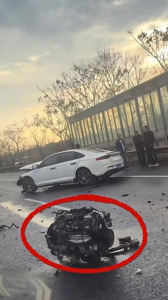 #发动机下沉技术 #汽车安全知识 #用车小知识 #汽车干货 发动机下沉技术到底好不好?看完就懂,你知道哪些品牌车辆用了这个技术吗?