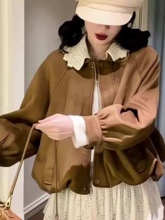 焦糖色短外套+蕾丝内搭,复古甜妹的秋日穿搭典范 #早秋通勤出游穿搭一起拿捏 这款焦糖色短外套,是复古甜妹秋日衣橱的王牌单品。质感高级,宽松版型对各种身材友好,蕾丝娃娃领内搭的加入,瞬间注入少女感,碰撞出复古又甜美的风格火花。泡泡袖设计增添灵动气息,搭配同色系复古包包与贝雷帽,氛围感直接拉满。无论是漫步秋日街头还是打卡文艺小店,这套穿搭都能让你在复古与甜美元素间自如切换,成为人群中兼具个性与温柔的时尚焦点,为你的秋日造型带来满满惊喜#小个子穿搭 #ootd穿搭 #梨形身材穿搭 #这也太好看了