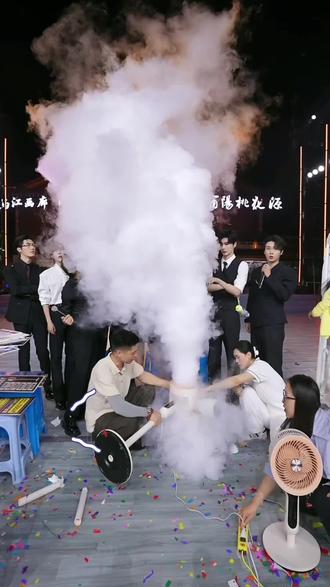 都说龙浩天推荐的这款创维循环扇好用又便宜~关键还是老品牌,自带氛围灯,采用抗菌扇叶,全部功能语音操控,8档风力自由调节,还可以定时定风量,柔风静音又省电,家里有老人小孩休息也不打扰,关键现在活动价,入手很划算!#龙浩天 #循环扇 #夏季必备 #风扇 #台地两用风扇