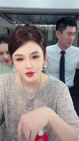 小超一脸心不在焉的 #我的戏精同事已上线 #美妆 #徐楠楠寇辰创始人#徐楠楠@楠姐-徐楠楠(记录真实生活)