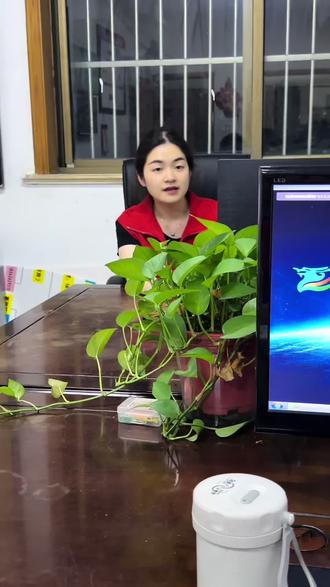 本以为是道选择题,结果是送分题。还在纠结选面额?醒醒,有钱就赶紧捡!#脑筋急转弯 #搞笑段子 #趣味问答#福客隆超市