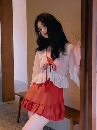 亦美珊【浓情华尔兹】减龄两件套连体挂脖遮肚遮肉显瘦泳衣女款 #温泉泳衣 #挂脖连体泳衣 #遮肉显瘦 #性感穿搭 #夏季必备