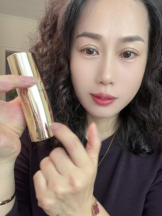 姐妹们,你们用过这样的粉底液吗?就是这个日不落粉底液,它真的太好用了!轻轻一拍就能上妆,而且还不卡粉,特别适合懒人姐妹们。它的质地很细腻,能很好的贴合皮肤,让你整天都美美的。关键是它还防水防汗,夏天也不怕出汗了!这么好用的粉底液,赶紧试试吧!