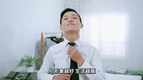 先敬罗衣后敬人,先敬皮囊后敬魂。
人情冷暖皆看貌,世态浮沉只论身。
待到繁华皆散尽,方知本心最当真。