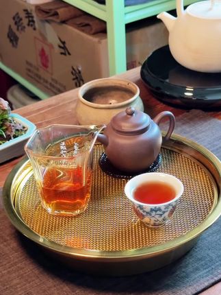 非常满意的一个盘,原本是厨房滤油用的,用来当茶盘也相当实用,而且要比多数茶盘都还好用。304不锈钢材质,直径26公分,有金色和不锈钢本色两个颜色。#不锈钢茶盘 #不锈钢滤油盘 #蓄水茶盘 #兴言茶事