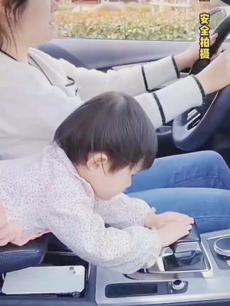 在您的汽车座椅间放个网兜,可以放车内杂物纸巾饮料,拿取也方便还防止孩子乱抓挡位#汽车好物 #储物网兜 #有车必备